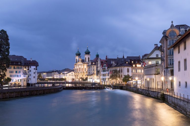 Jesuitenkirche und Reuss bei Nacht