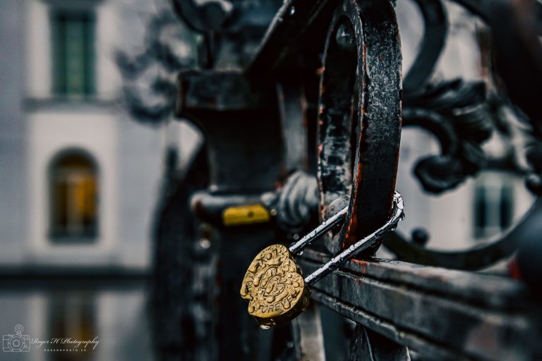 Symbol der Liebe – Ein goldenes Schloss am Rathaussteg