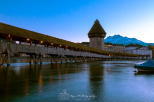 Kapellbrücke mit Wasserturm in Luzern bei Abendlicht, Digitale Bilddatei als Download